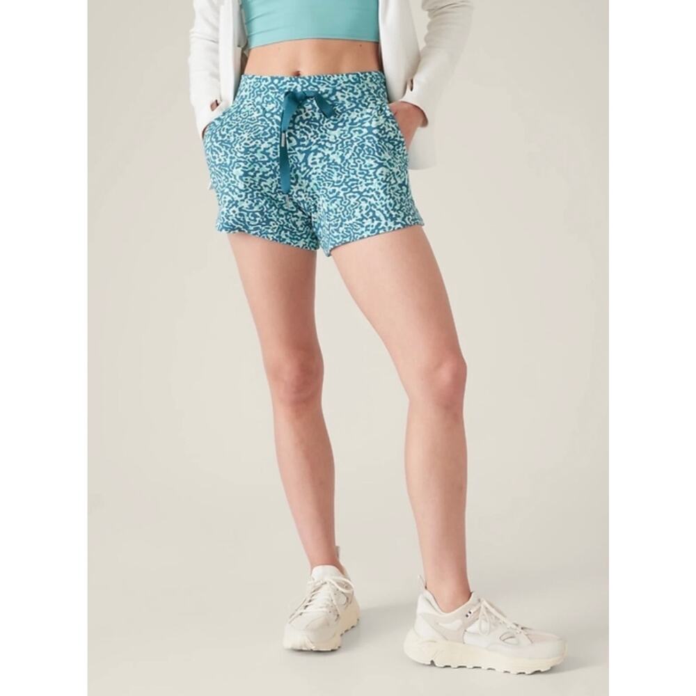 NWT Athleta Leopard Blue Elastic Waist Side Pockets Balance 4" Shortie Size L